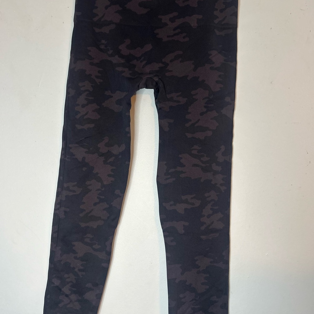 Black Full-Length Leggings with Streamlined Silhouette